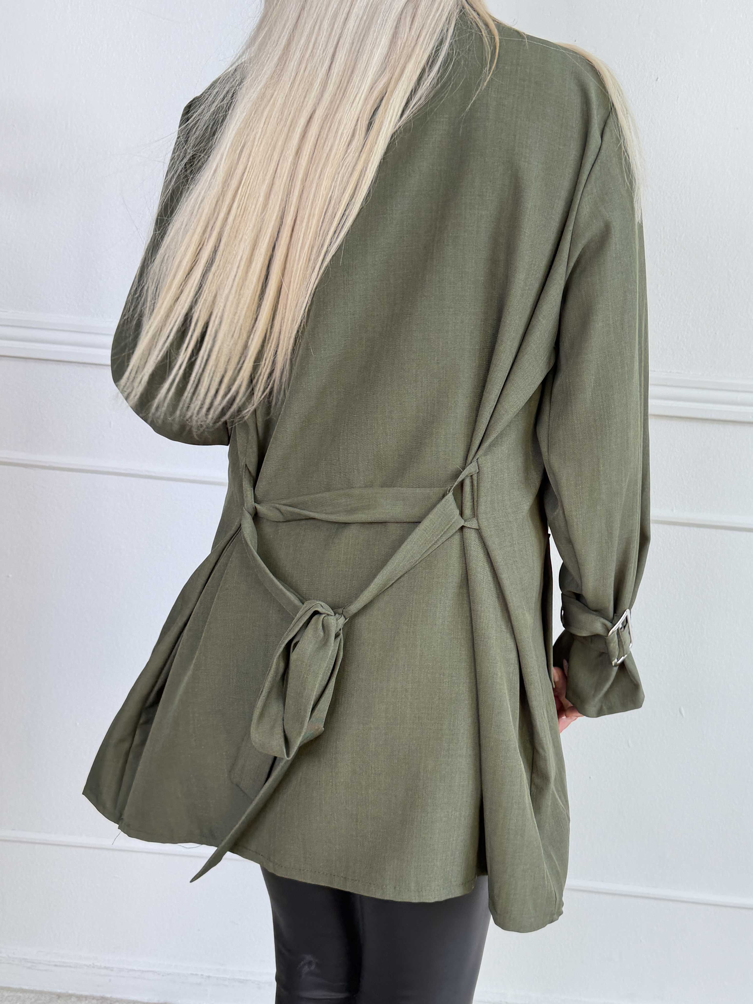 Sharpay Short 2.0 – Kort lätt plus size trenchcoat med knytskärp